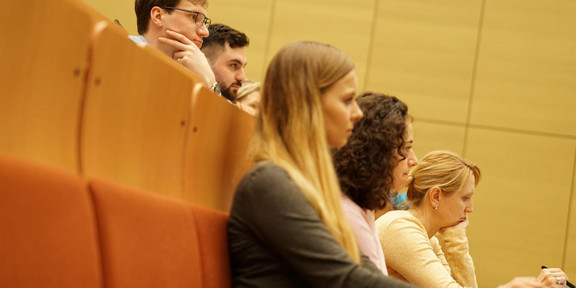 Projektbearbeiter*innen im Hörsaal