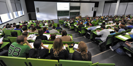 Studierende sitzen in einem Hörsaal im Seminargebäude am Campus Nord.