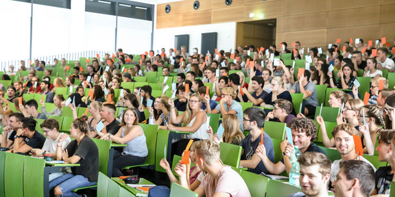 Studierende sitzen in einer Vorlesung im Hörsaal.